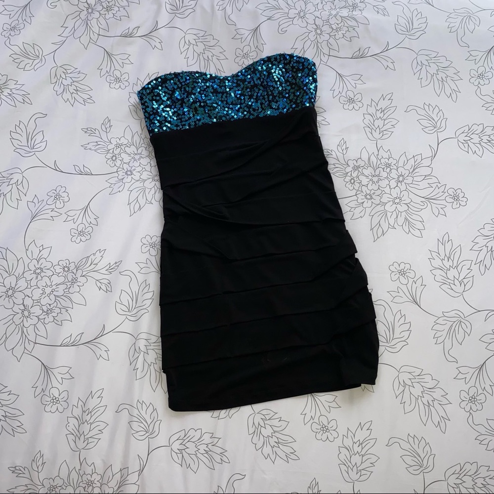 CITY TRIANGLES Sequin Dress